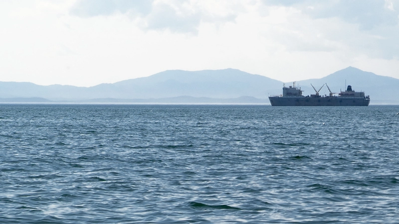 После визита на отдаленные метеостанции сахалинский теплоход «Атмосфера» встал на ремонт