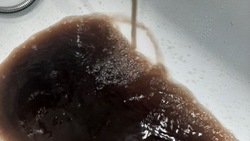 «Крик души»: грязь из крана возмутила жителей Долинска утром 28 августа