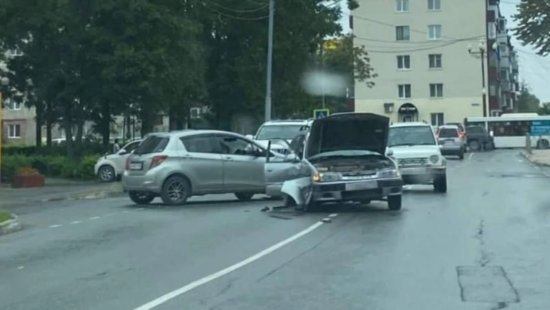 Водитель неудачно выехал со двора и врезался в иномарку на Сахалине