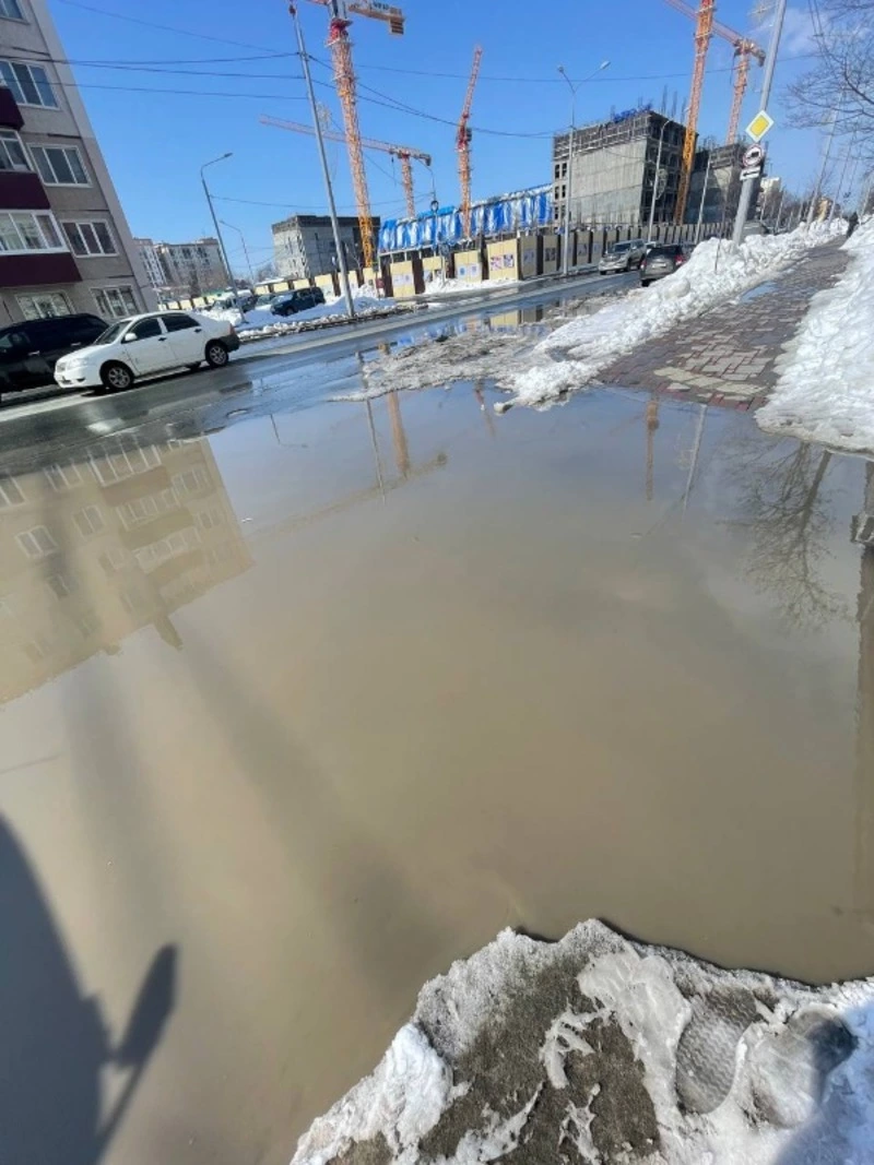 Жители Южно-Сахалинска жалуются на непроходимые тротуары, лед и озера