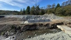 Объездной мост через реку Христофоровку строят на трассе в Охотское