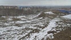 Дети в Корсакове рискуют переломать ноги в ямах недоделанной дороги