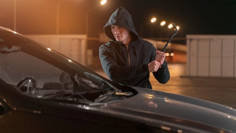 Пьяный хулиган отпинал машину в Южно-Курильске на 35 тысяч рублей