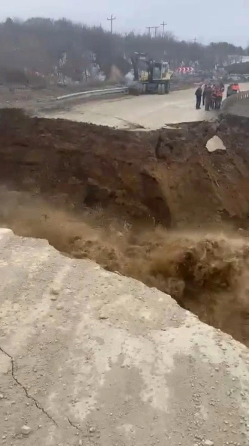 Дорога в Томаринском районе полностью рухнула: к ремонтным работам приступят после схода воды
