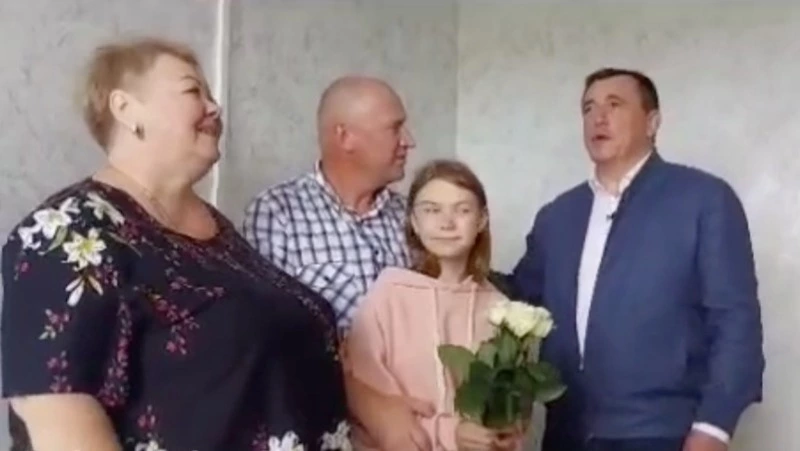 Губернатор Валерий Лимаренко вручил ключи новоселам в Шахтерске