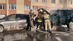 Автомобиль полыхал возле жилого дома в Южно-Сахалинске