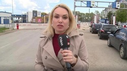 Девушка, которая выбежала с плакатом на Первом канале, хочет домой