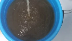 Коричневая вода течет из кранов в домах жителей Анивы