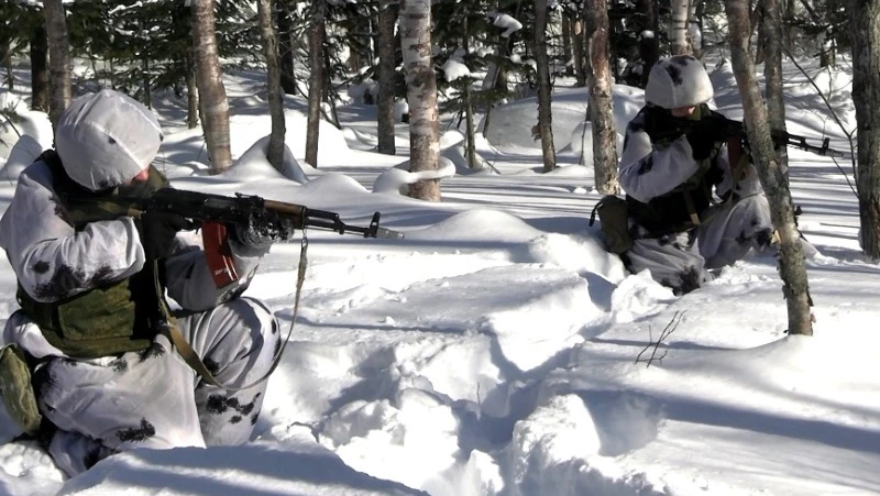Военнослужащие совершенствуют навыки ведения боя в малых подразделениях на Сахалине 