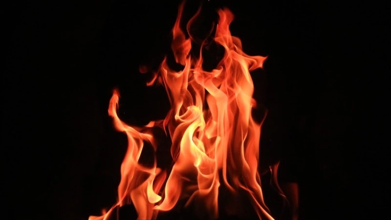 Бесхозная постройка горела в Холмске ночью 29 октября