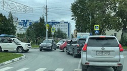 Водители возмутились пробкам у гимназии в Южно-Сахалинске 1 сентября