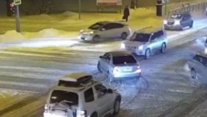 В Южно-Сахалинске водитель авто не рассчитал дистанцию и получил удар от джипа на Комсомольской