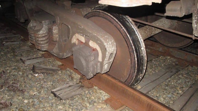 Прокуратура организовала проверку после схода 8 вагонов с углем на Сахалине 