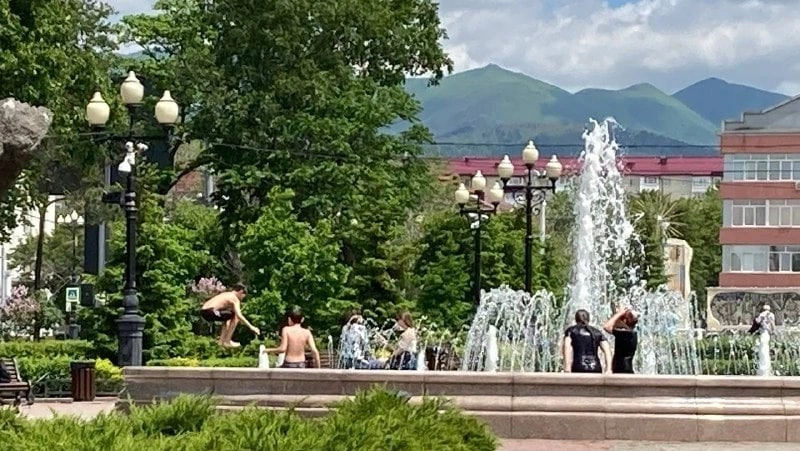 Сахалинские подростки открыли сезон купания в фонтанах