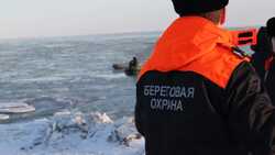 Сахалинский подросток на резиновой лодке вышел в море, полное острых льдин