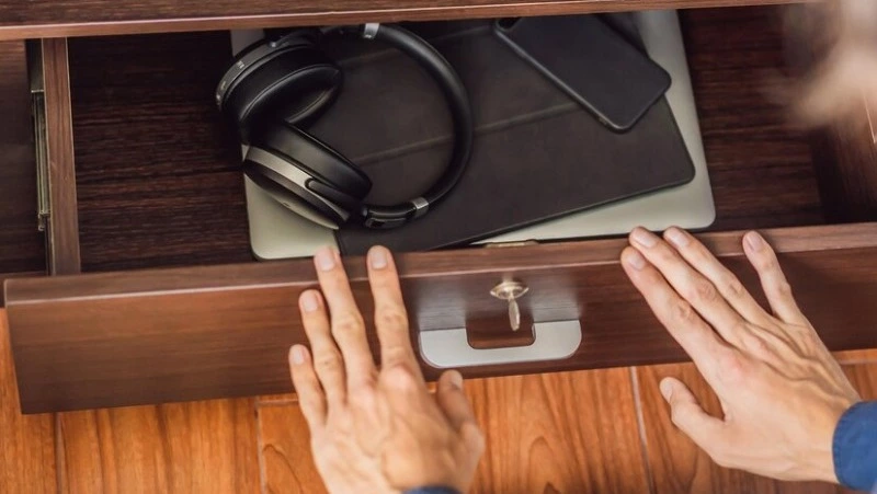 Сельский житель украл у незнакомца ноутбук в хостеле Южно-Сахалинска