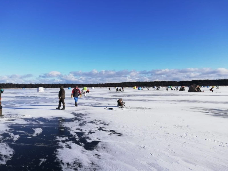 Корсаковские спасатели в выходные дежурили на озере Малое Буссе