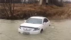 Экстремалы выбрали не тот автомобиль для заезда по пересеченной местности на Сахалине