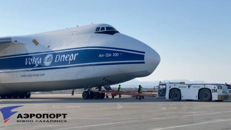 Крупнейший в мире грузовой авиалайнер Ан-124-100 встретили в аэропорту Южно-Сахалинска 