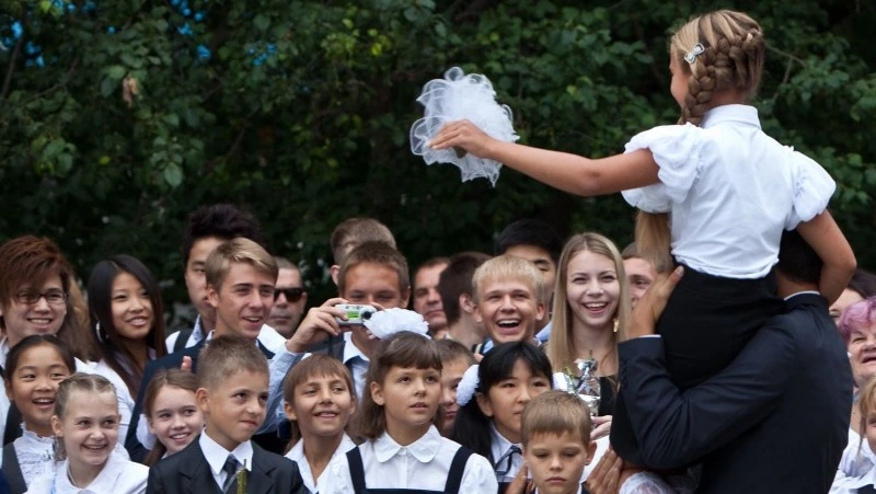 Губернатор Валерий Лимаренко поздравил школьников с окончанием учебного года