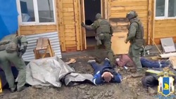 Предприниматели незаконно утроили на работу и содержали 135 мигрантов в Макарове 