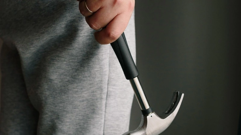 На Сахалине ревнивец разобрался с женой с помощью молотка