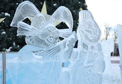 Дед Мороз, Снегурочка и Тигр: какие персонажи «поселились» в ледовом городке на центральной площади Южно-Сахалинска