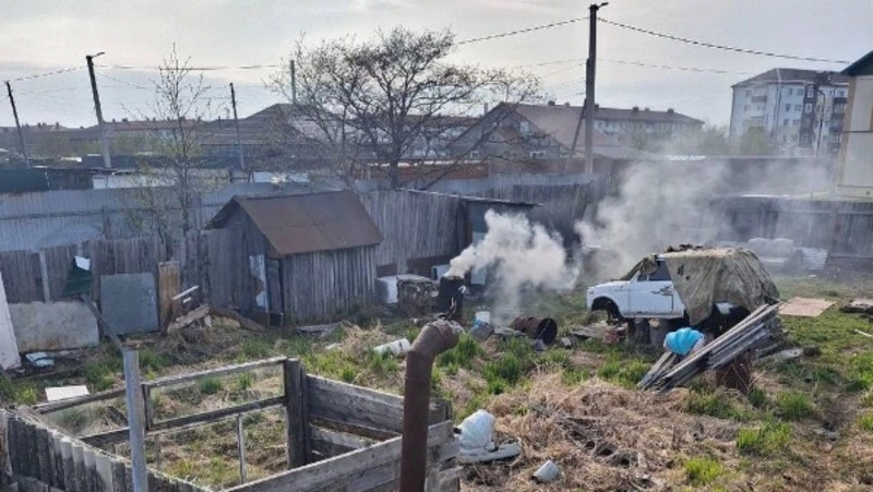 Горящая бочка с мусором едва не привела к пожару в частном секторе Поронайска