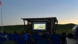 Уличный кинотеатр организовали в безветренный день на Шумшу
