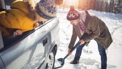 Как правильно выкопать автомобиль из сугроба: памятка для жителей Сахалина