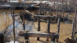 Деревянный мост рухнул в селе Восход Тымовского района