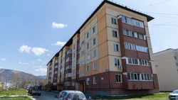 Новый облик получил один из подъездов в Южно-Сахалинске благодаря проекту губернатора