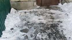 «Ждут, когда случится беда»: фасад дома на юге Сахалина осыпается на подъезд