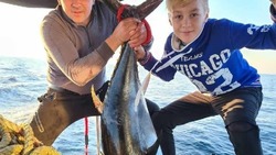Сахалинский рыбак поймал огромного тунца у острова Ребун
