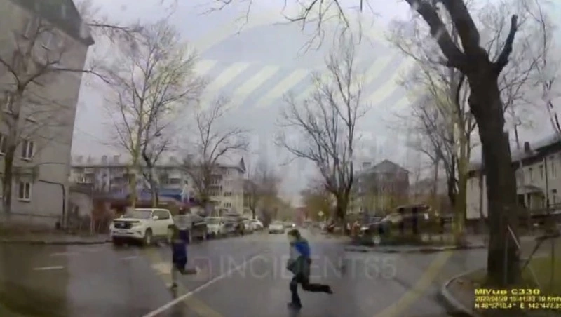 Дети едва не спровоцировали ДТП игрой в догонялки на проезжей части в Южно-Сахалинске