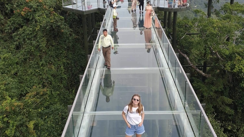 Игра в кальмара стеклянный мост. Янода парк Хайнань стеклянный мост. Стеклянный мост в Китае Хайнань. Стеклянный мост в Санье. Санья Китай стеклянный мост.