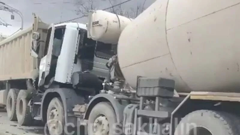 Водителя бетономешалки зажало в кабине после массового ДТП в Южно-Сахалинске