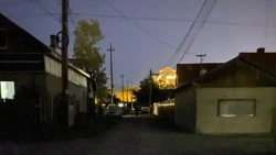 Люди рискуют безопасностью в темном переулке без фонарей в Южно-Сахалинске 