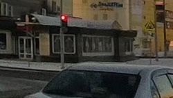 Наглый водитель чуть не сбил толпу пешеходов на переходе в Южно-Сахалинске