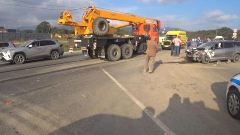 Водитель легковушки пострадал после столкновения с КАМАЗом в Анивском районе