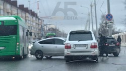 Внедорожник и седан не поделили перекресток в Южно-Сахалинске