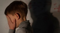 Сексуальное насилие длится годами и тайно: детский психолог прокомментировала скандал в Арги-Паги
