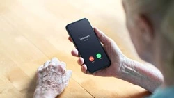 Глаза в глаза: жительница Южно-Сахалинска ответила на видеозвонок и лишилась почти 500 тысяч рублей