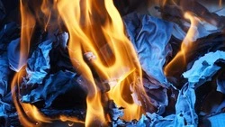 Пожар посреди ночи разгорелся в частном доме в селе Быков