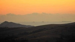 Фото огненного осеннего заката на Курилах показали в соцсетях