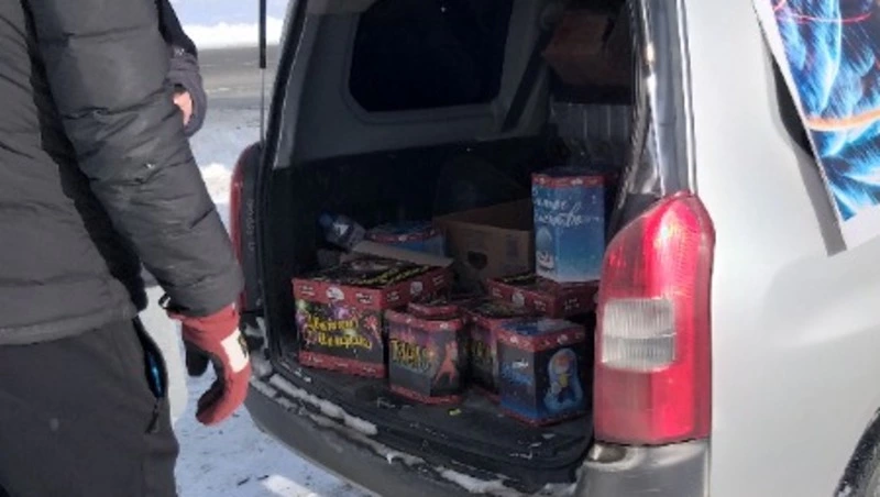Пиротехнику из багажника иномарки продавали в Южно-Сахалинске