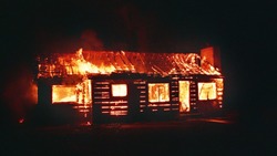 Нежилой дом горел в Южно-Сахалинске вечером 12 октября