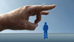 Бывшего чиновника обязаны уволить с нового места работы на Сахалине