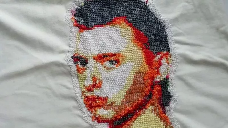 Сахалинка вышила крестиком Романа Билыка и выиграла в конкурсе группы «Звери»