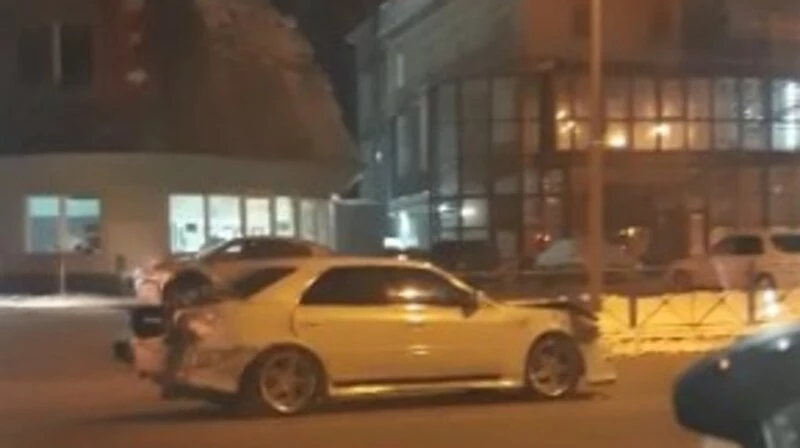 Сахалинка на Toyota выехала с мойки, протаранила ограждение и попала под колеса КамАЗа